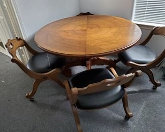 ROUND GAMING TABLE with 4 LEATHER SEAT CHAIRS