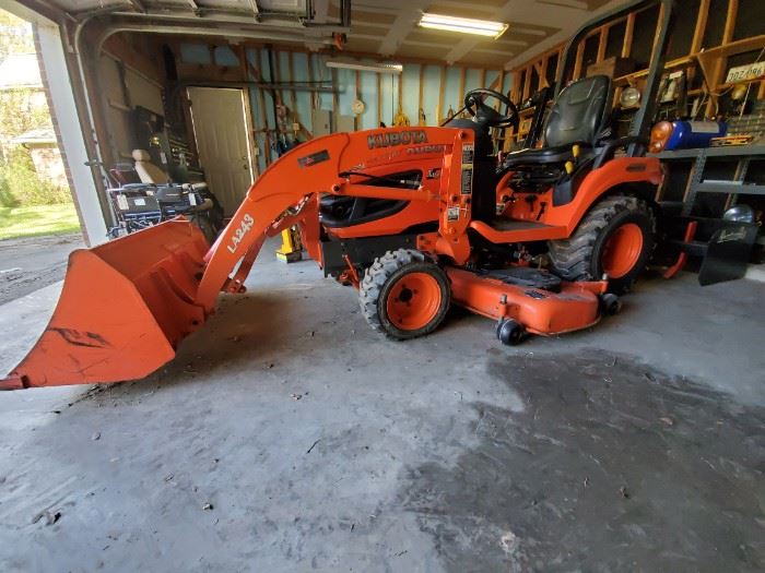 KUBOTA BX2660 4WD TRACTOR with FRONT LOADER and BACK BUCKET....(WORKING CONDITION)....$8000 or BEST OFFER