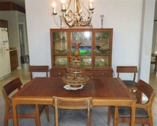 Distinctive Furniture by Stanley matching Dining Room Table 6/Chairs, China Hutch, Sideboard & Cart  