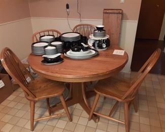 Oak dining table with 4 chairs and 3 leaves $150