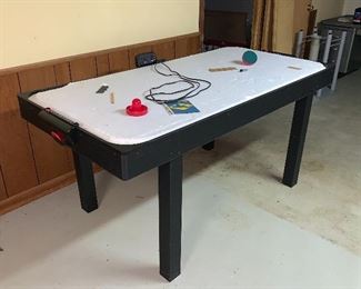 Air hockey table 