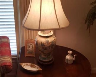 0121 Main Building Living Room Ginger Jar Lamp profile