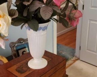 0222 Main Building Bedroom Master Vase profile