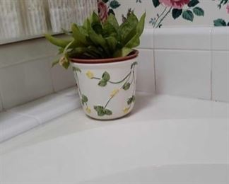 0292 Main Building Bathroom Master Flower Pot profile