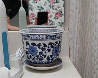 0301 Main Building Bathroom Master Flower Pot blue willow profile
