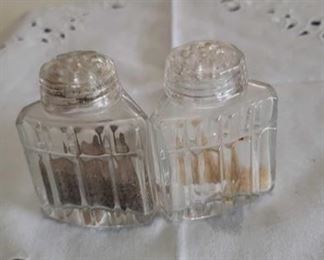 0760 Main Building Kitchen Salt and Pepper shaker profile