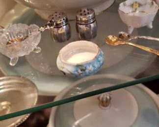 1558 Main Building Dining Room Indv Salt cellar w 2 spoons profile