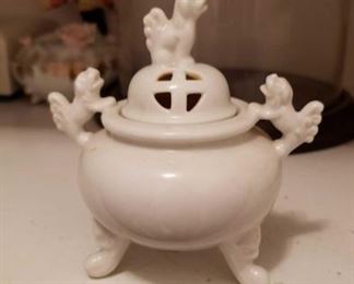 1737 Main Building Bathroom Upstairs Potpourri pot profile