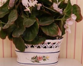 1746 Main Building Bathroom Upstairs Flower Pot profile