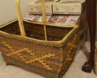 2051 Main Building Sitting Room Lrg Wicker Basket profile
