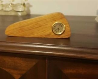 2132 Main Building Sitting Room Desk Clock profile