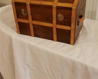 2235 Main Building Sitting Rm Closet Doll Trunk 2 of 2 profile