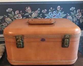 Town leather train case