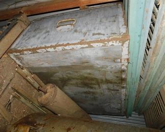 Well Pulley/Storage Trunk