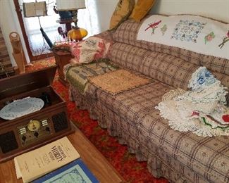 Very nice clean Hide a bed.