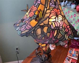 TIFFANY STYLE STAINED GLASS TABLE LAMP