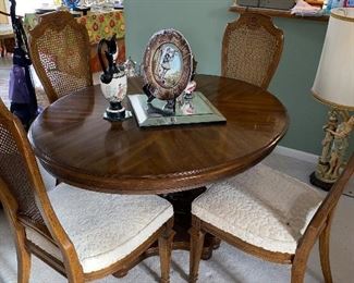 ROUND DINING TABLE FOR 6 W/2 LEAVES 