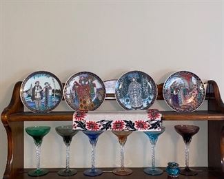 VINTAGE DECORATIVE PLATES 