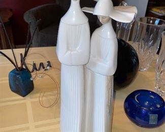 LLADRO NUNS FIGURINE