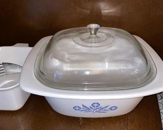 VINTAGE CORNFLOWER BLUE DUTCH OVEN
