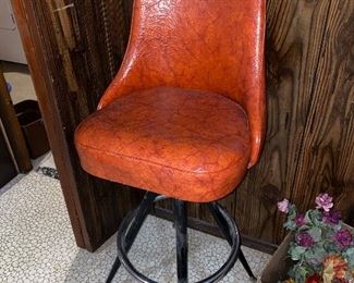 VINTAGE SWIVEL CHAIR