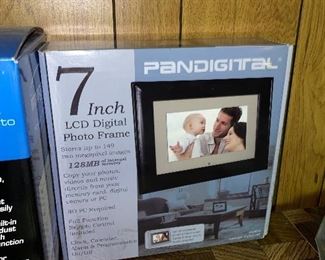 PANDIGITAL 7" LCD DIGITAL PHOTO FRAME