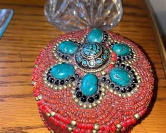 DECORATIVE BOX WITH STONES