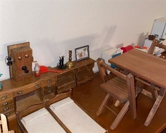 VINTAGE DOLLHOUSE FURNITURE AND MINIATURES