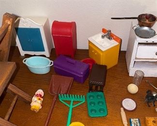 VINTAGE DOLLHOUSE FURNITURE AND MINIATURES