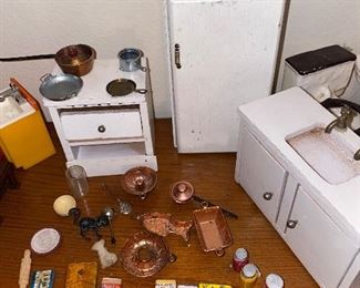VINTAGE DOLLHOUSE FURNITURE AND MINIATURES