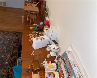 VINTAGE DOLLHOUSE FURNITURE AND MINIATURES
