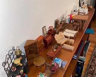 VINTAGE DOLLHOUSE FURNITURE AND MINIATURES