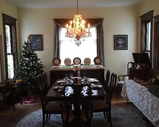 Kincaid Dining Room Table & 6 Chairs. Antique Sideboard. Crystal Chandelier.