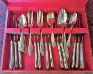 Stainless flatware set