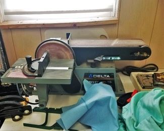 Delta sanding station