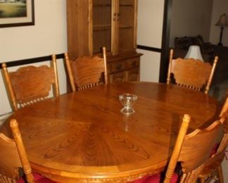 Very nice oak dining table and 6 chairs