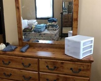 Chest of drawers w/mirror 