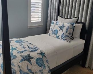 BEAUTIFUL 4 POSTER MATCHING TWIN BEDS