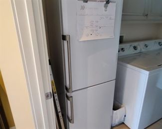 FRIDGE IMMACULATE AND SMALL ENOUGH TO BE A SECOND FRIDGE OR FIT IN BEACH HOMES! (THIS IS THE 2CND ONE, THE MASTER FRIDGE NOT FOR SALE)