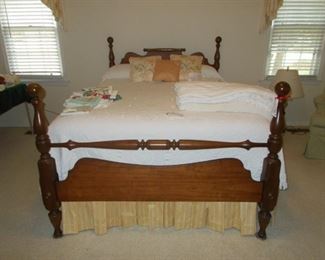 queen poster bed, linens