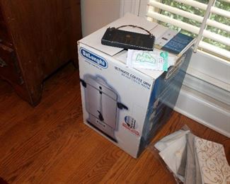 DeLonghi coffee urn in box