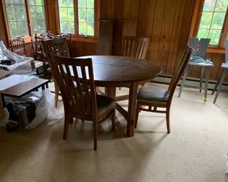 large round oak table w/ 4 side chairs
