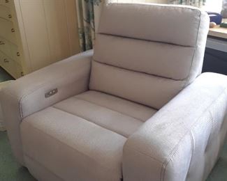 Large scale reciiner and comfort chair. Mint condition.