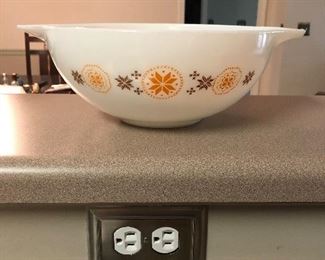 Pyrex Cinderella pattern bowl