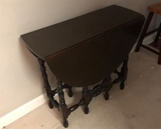 Drop leaf table with gate leg supports