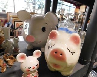 Assorted vintage Piggy banks & animal collectibles 