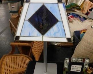 Mission style stain glass table lamp 