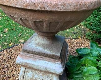 There are a pair of these stunning urns 