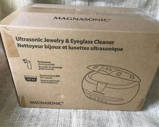 Ultrasonic jewelry and eyeglass cleaner (new in box)