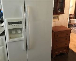 22' Frigidaire refrigerator/freezer with ice maker and water dispenser